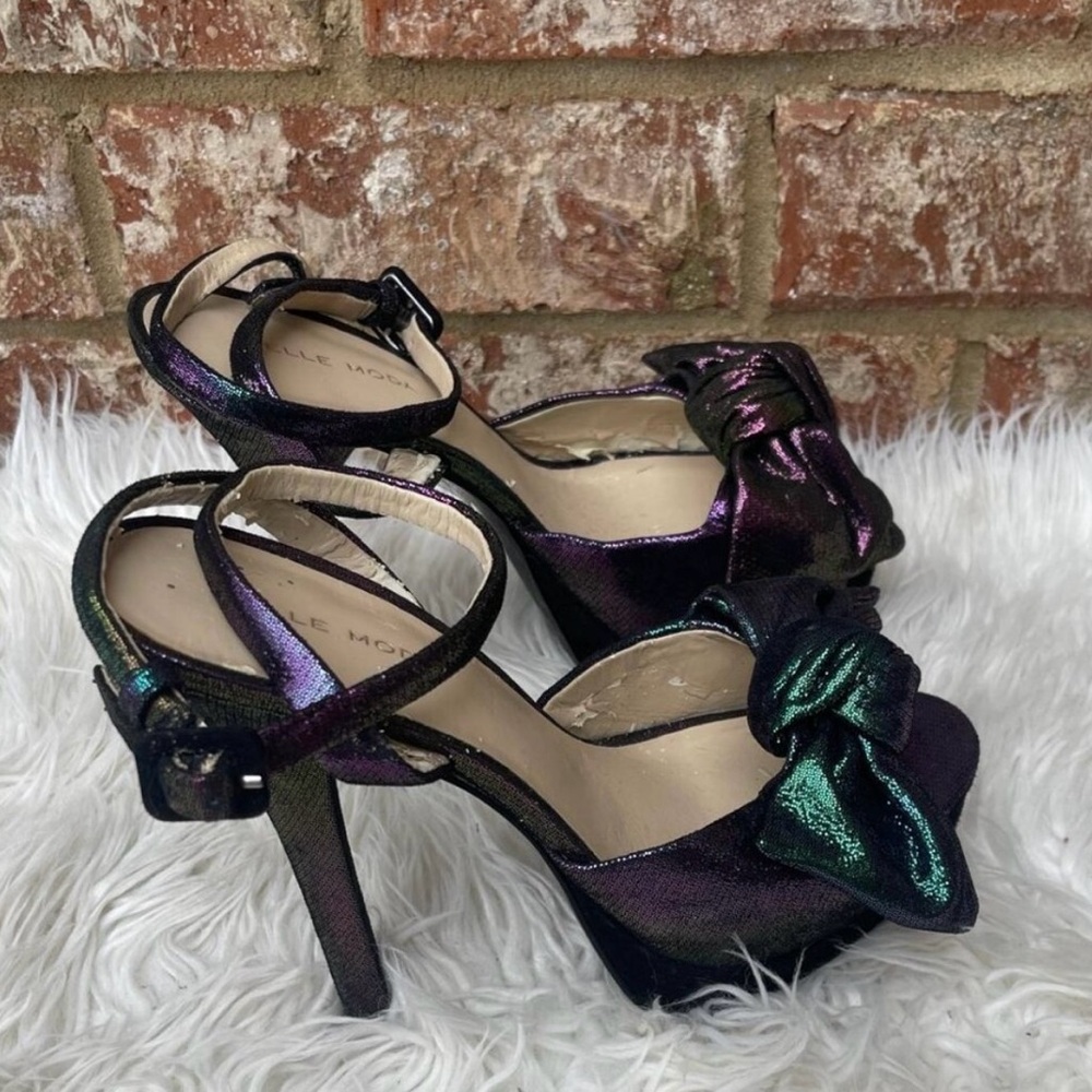 Pelle Moda Gisella Iridescent Suede Purple & Green Peep Toe Sandals
7.5 - Picture 4 of 6